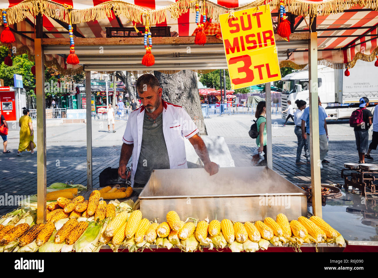 Istanbul, Türkei, 14. August 2018: einem straßenhändler Köche Mais am Sultanahmet-platz am 14. August 2018, in Istanbul, Türkei Stockfoto