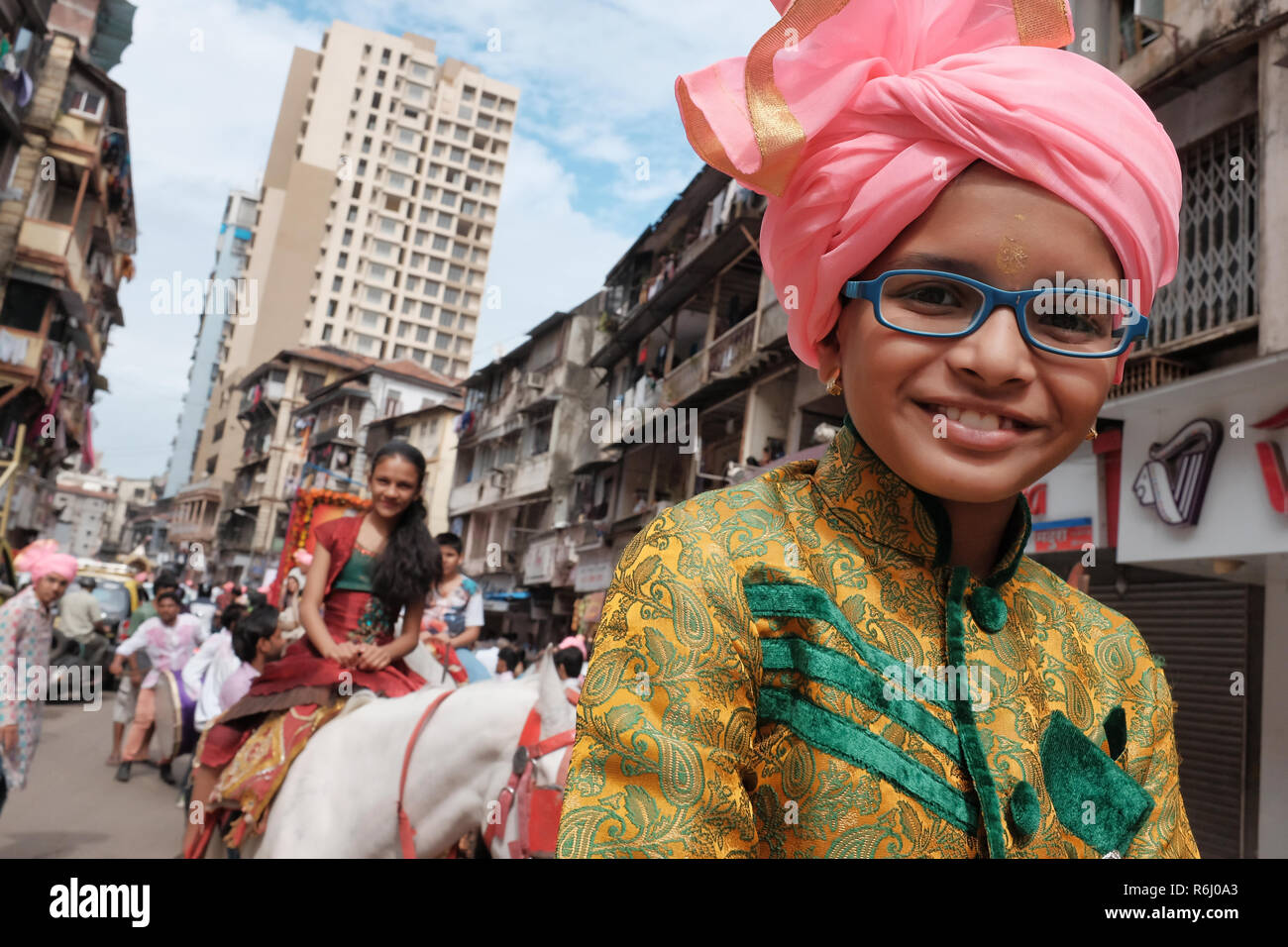 Während ein Hindu Festival der Marwari Gemeinschaft in Mumbai, Indien, Jugendliche sind die Teilnahme an einem Pferd Parade Stockfoto