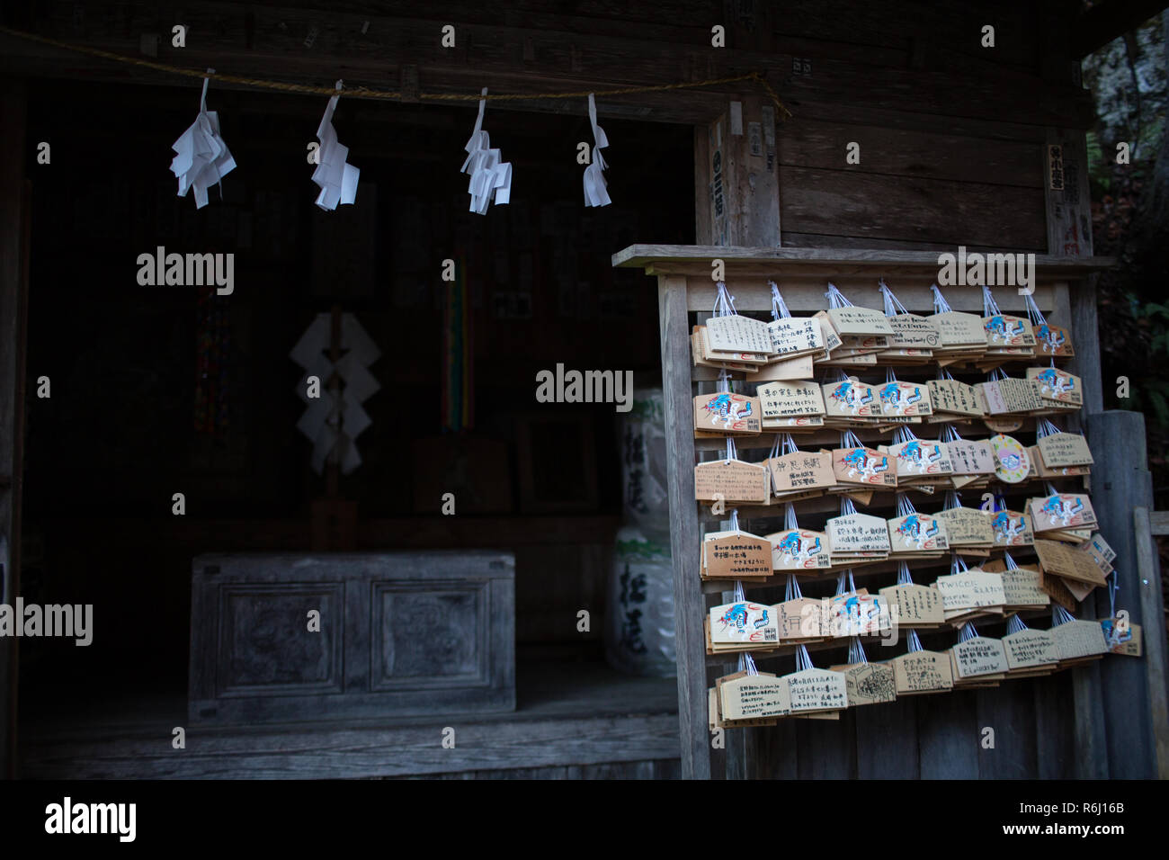 Japanische kreative Gestaltungsarbeit auf Shinto EMA Holz- Plaketten für das Senden Gebete an die Götter an Okusha Jinja (Schrein) in Togakushi, Japan verwendet Stockfoto