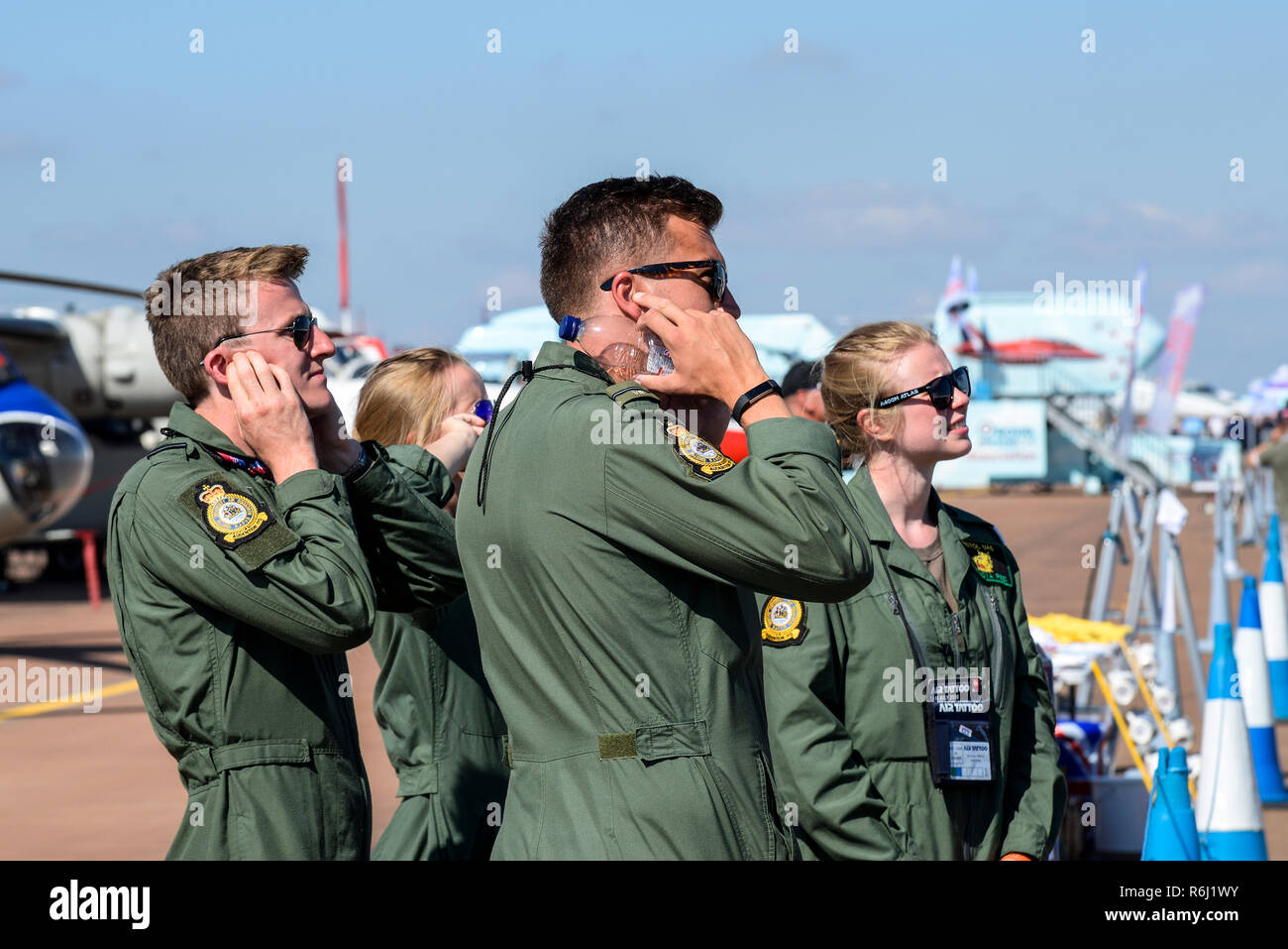 RAF, Royal Air Force Crew, Personal beobachtet die Flugschau bei Royal International Air Tattoo, RIAT, RAF Fairford Airshow. Finger im Ohr Stockfoto