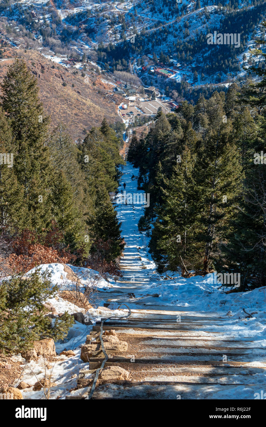 Athleten wandern die Manitou Springs Neigung Trail in der Nähe von ruxton Avenue in Manitou Springs in Eis und Schnee der Winter mit Luftaufnahmen von Colorado Sp Stockfoto