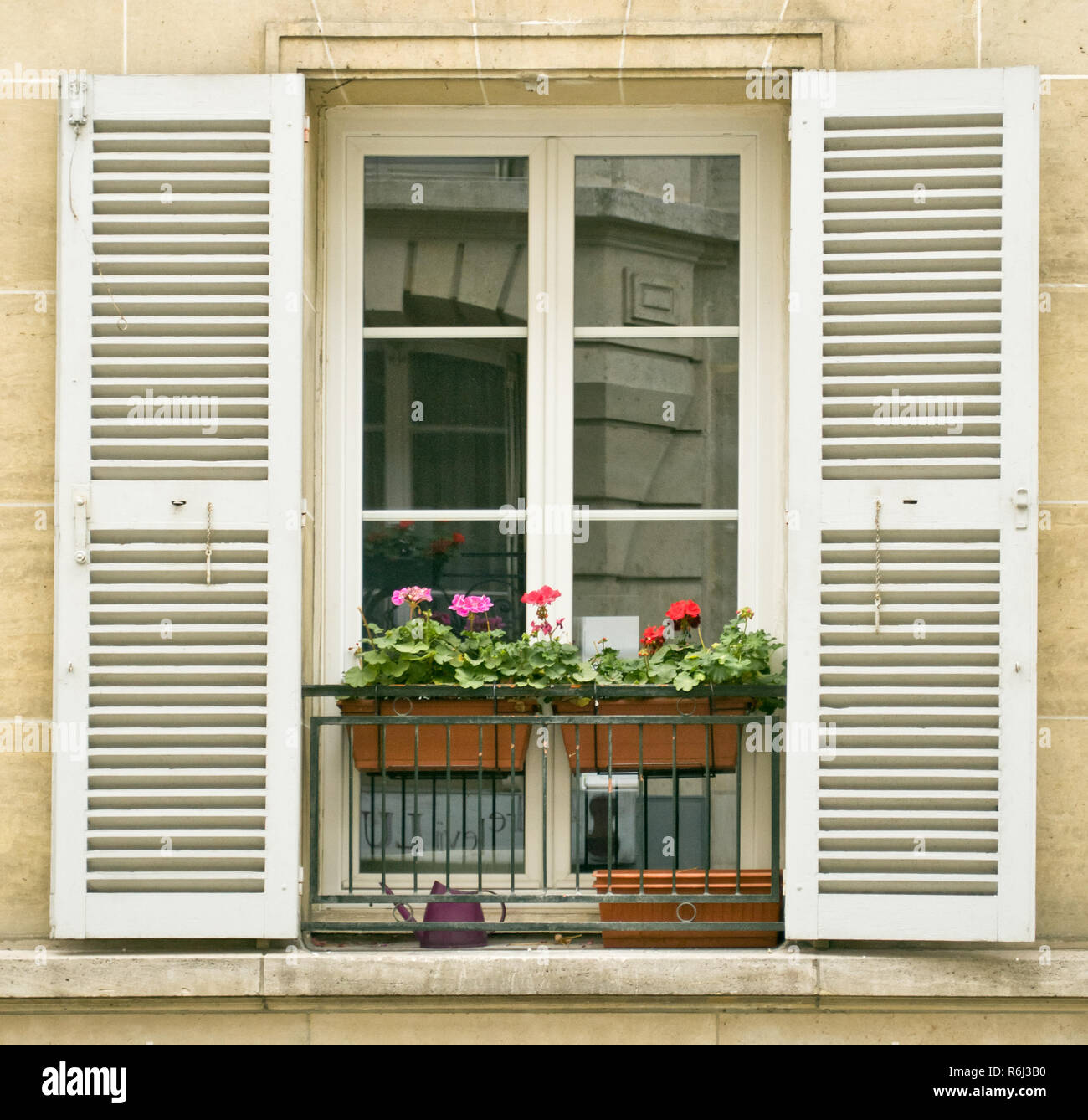 Weiße Fenster mit Fensterläden der alten Gebäude am Montmartre, Paris. Stockfoto