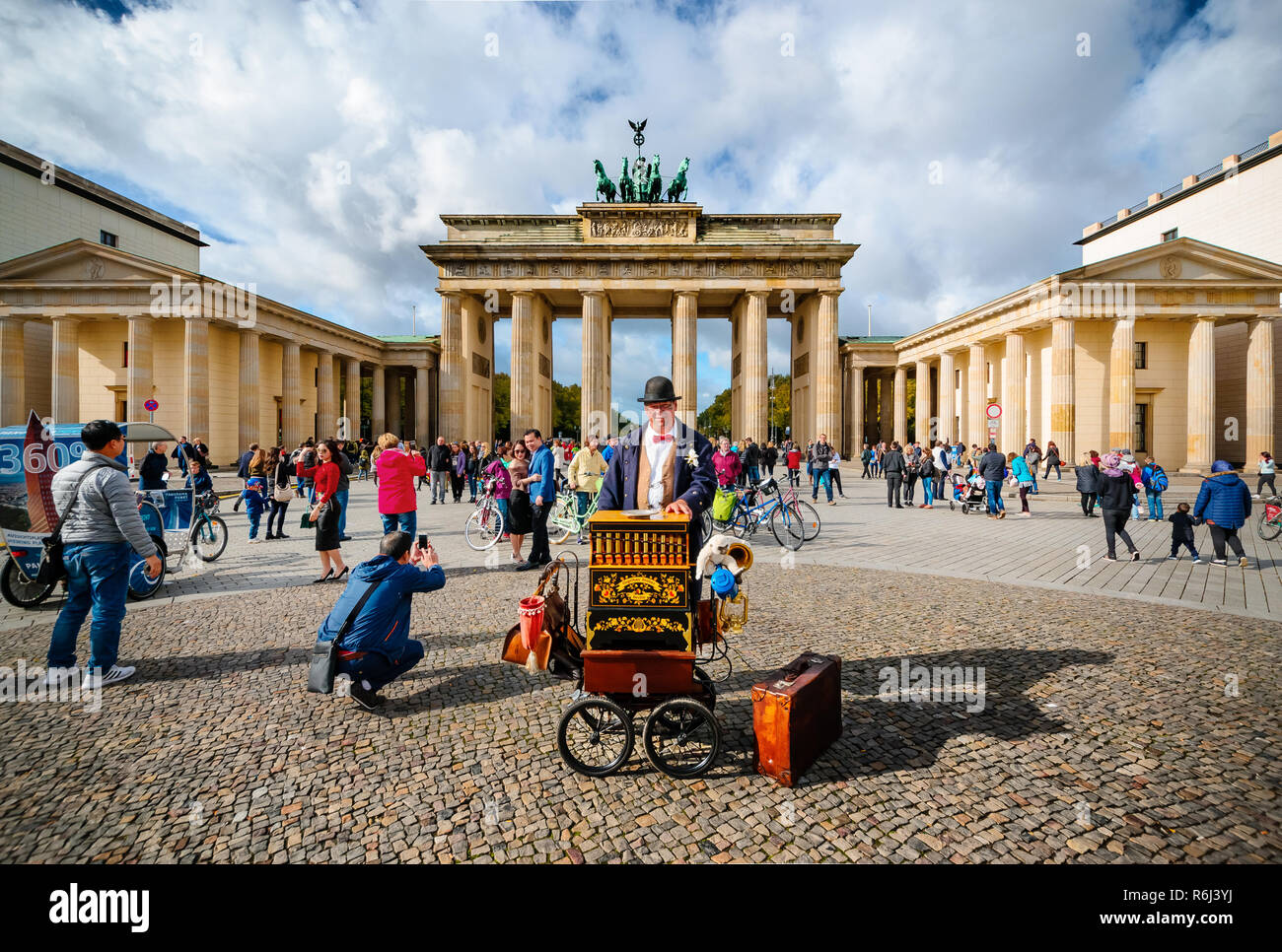 BERLIN, DEUTSCHLAND - 08 Oktober: Straßenmusiker in der Nähe von Brandenburger Tor in Berlin, Deutschland. Europa. Am 8. Oktober 2017. Stockfoto