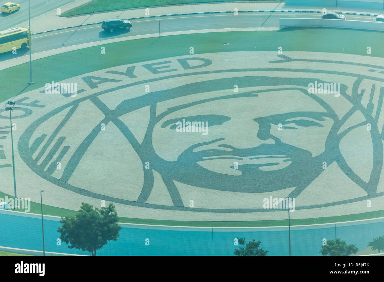 Dubai, VAE - Oktober, 2018. Dubai landmark Der Rahmen, bei Giant Zayed Portrait neben der Straße Stockfoto