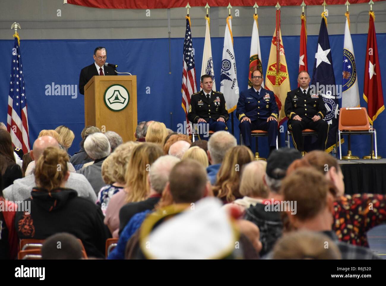 Generalmajor Paul Lima, US Army (i.r.) und zivile Berater des Secretary Of The Army spricht während einer "Unsere Gemeinschaft grüßt" Veranstaltung am Fort McCoy, Wisconsin auf Armed Forces Day, 20 Mai, zu erkennen und zu Ehren graduierenden Abiturienten, die sich verpflichtet haben, um in den Streitkräften nach Abitur zu gewinnen. Stockfoto