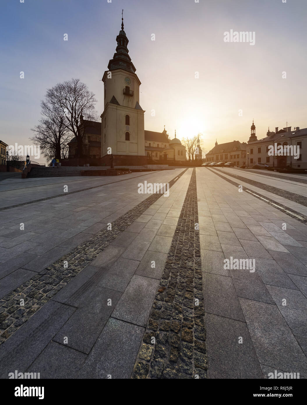 Marii Panny Platz mit Glockenturm der Kathedrale in Kielce, Polen, Europa, mit Hintergrundbeleuchtung. Stockfoto