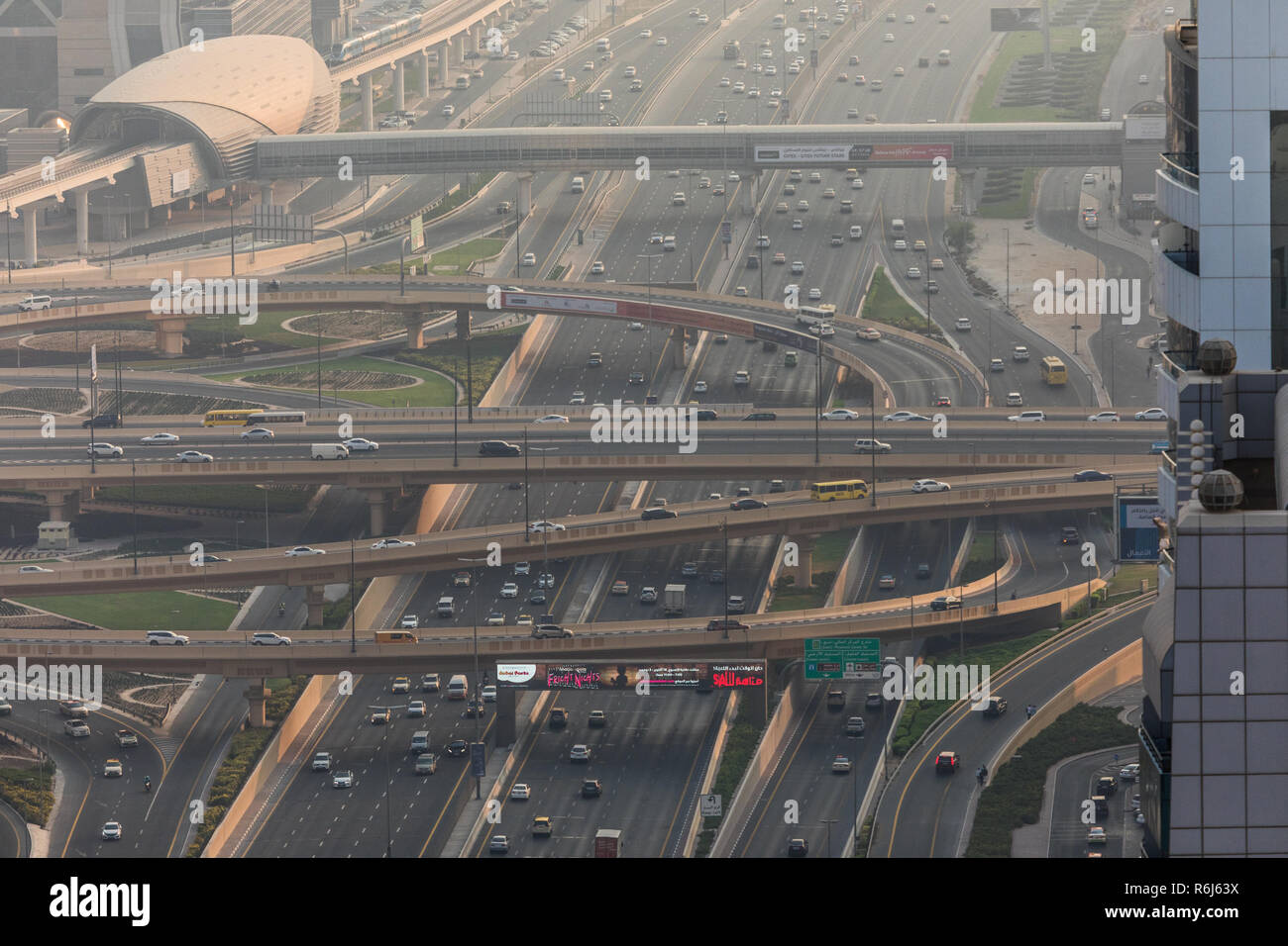 Dubai Straßen, Kreuzung, Kreuzung. Dubai Auto Verkehr, Straßen, Austausch 1. Sheikh Zayed Road. Dubai Downtown. Vereinigte Arabische Emirate Dubai, mit Sperrplatte. Stockfoto