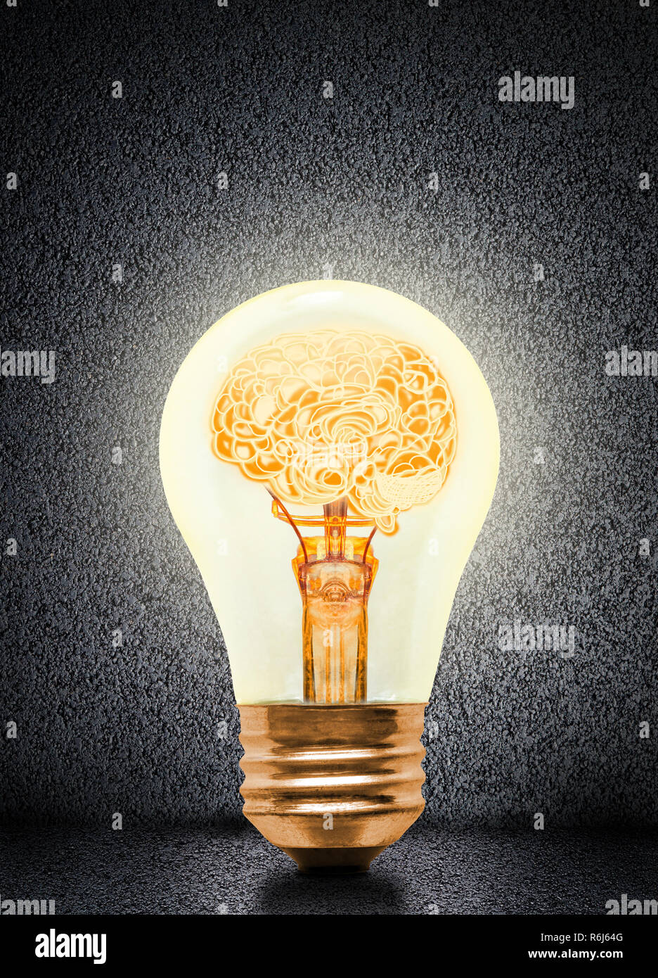 Anatomie eines menschlichen Gehirns glühende Innen beleuchtet Lampe mit konkreten Hintergrund und Kopieren. Konzept der helle Idee, Brainstorming, intelli Stockfoto