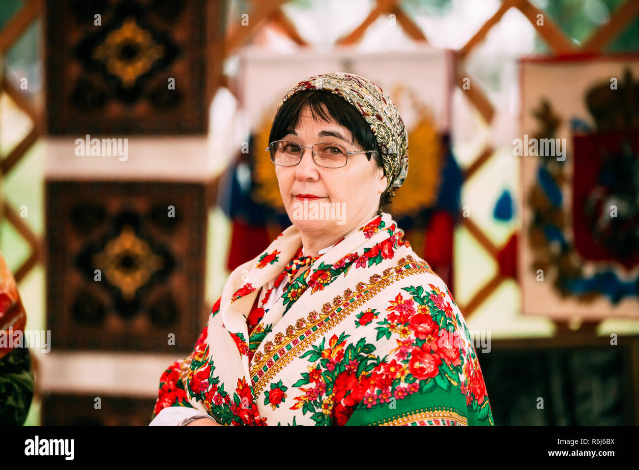 Vetka, Belarus - 23. Juni 2018: Die Frau in der ethnischen Traditionelle Völker Nationalen Russischen Kostüm Kleid und Schal in die Kamera lächeln Stockfoto