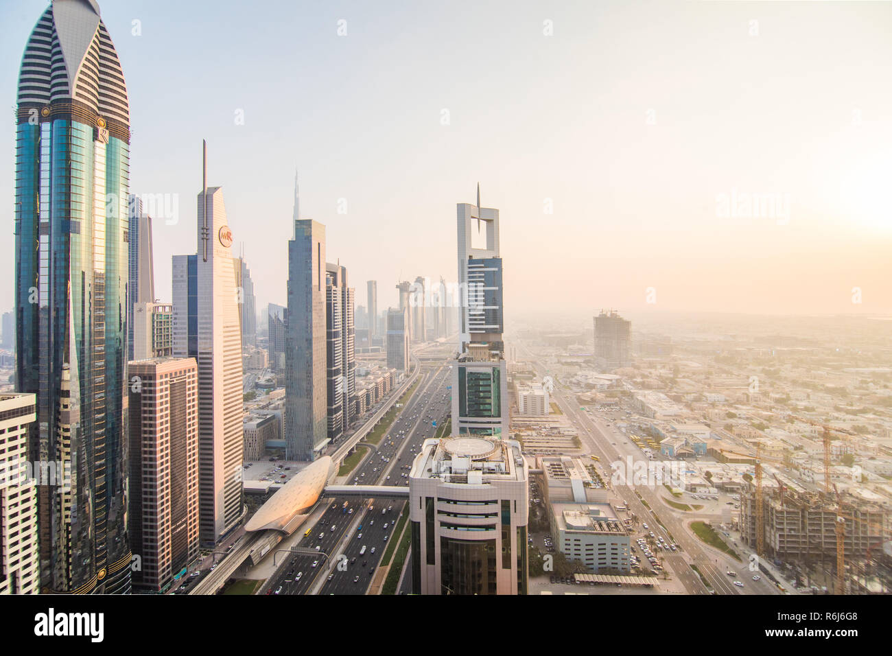Dubai Skyline Im Sonnenuntergang Vereinigte Arabische Emirate Stockfotografie Alamy