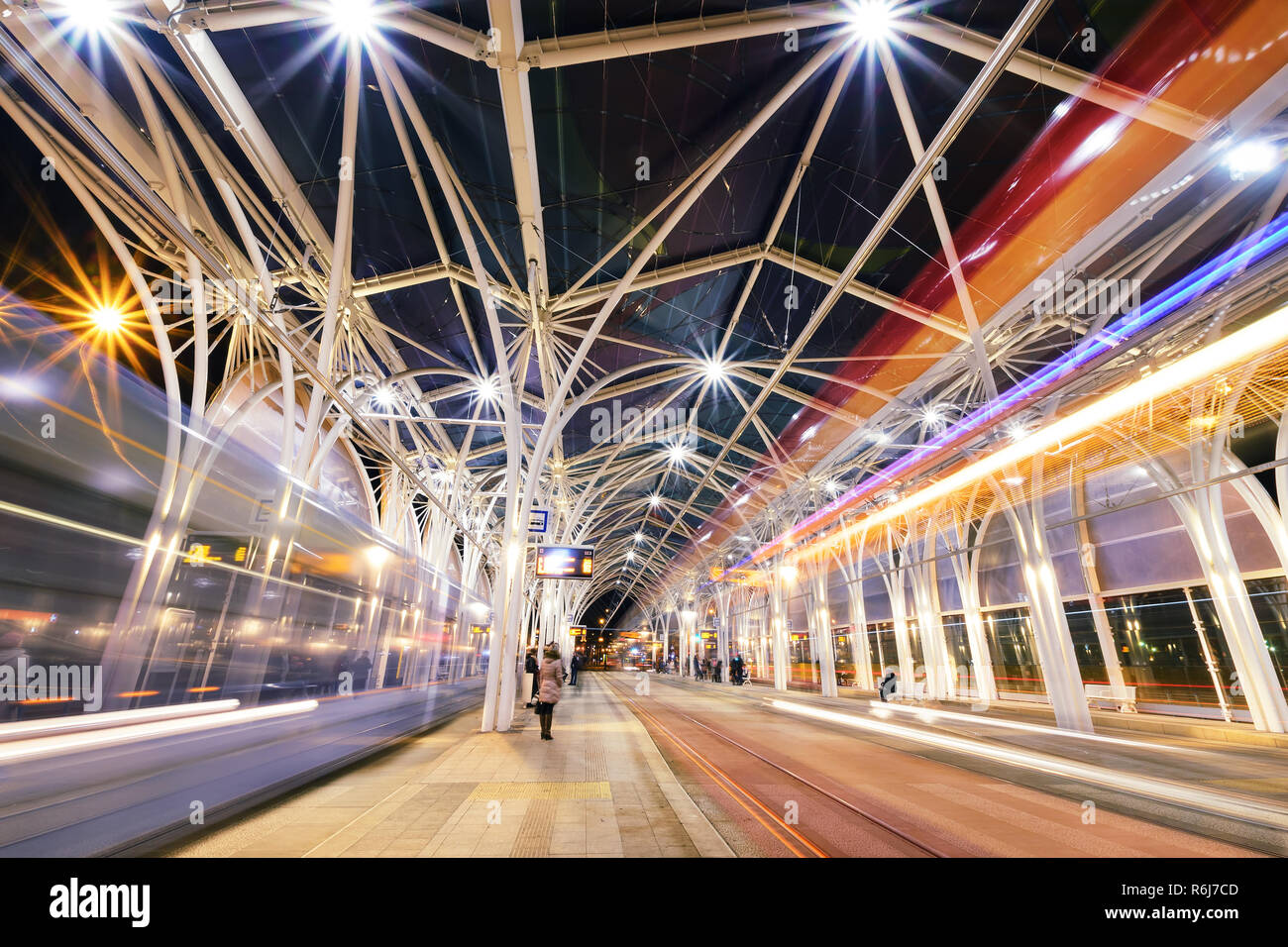 Spektakuläre moderne Architektur in der Stadt Lodz, Polen, Europa in der Nacht. Stockfoto