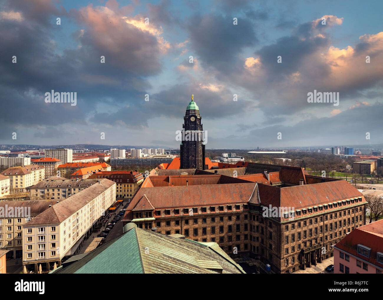 Dresden Rathaus turm im Sonnenuntergang. Sachsen, Deutschland. Stockfoto