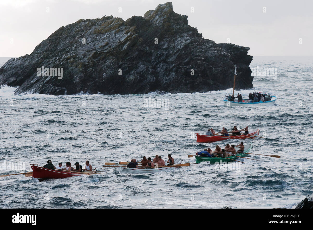 Gig rudern Rasse, Atkinson Trophäe, Gannel Mündung Newquay Hafen. DE. Stockfoto