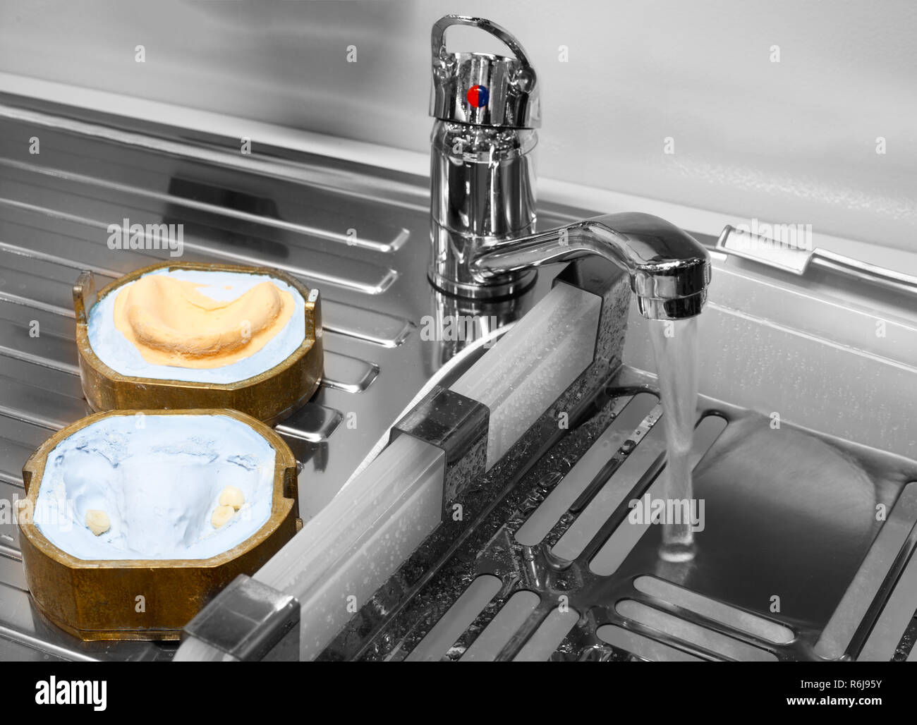 Herstellung von Formen für Zahnersatz im Labor, in der Wasser waschen Wasserhahn Mixer Stockfoto