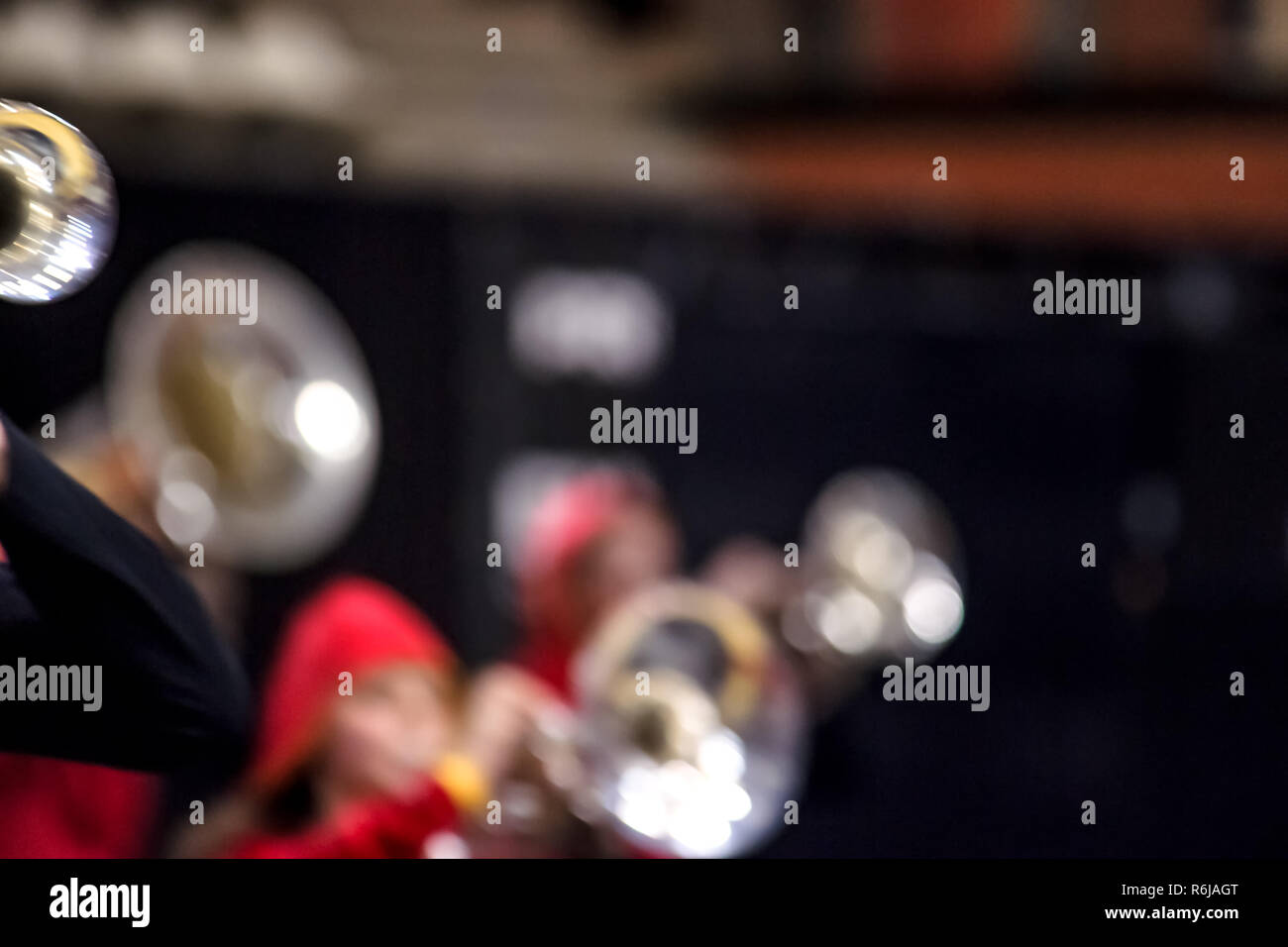 Details zu einem leistungsfähigen Blasorchester während einer Leistung oder ein Konzert mit verschiedenen Blasinstrumente Stockfoto
