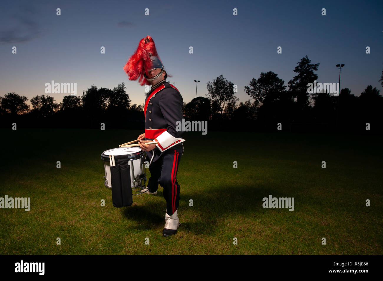 Percussion player oder Schlagzeuger bei einem Outdoor Fotoshooting mit Studio Lampen in einem attraktiven interaktiven Abend Szene Stockfoto