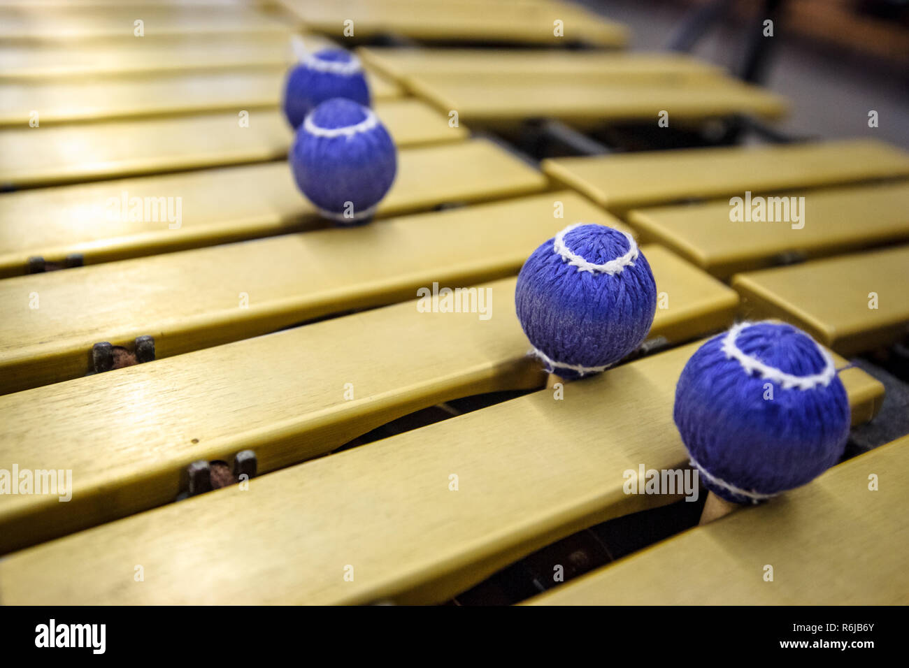 Percussion Instrument während eines Konzerts oder Leistung mit fröhlich-bunten Sticks drum Stockfoto