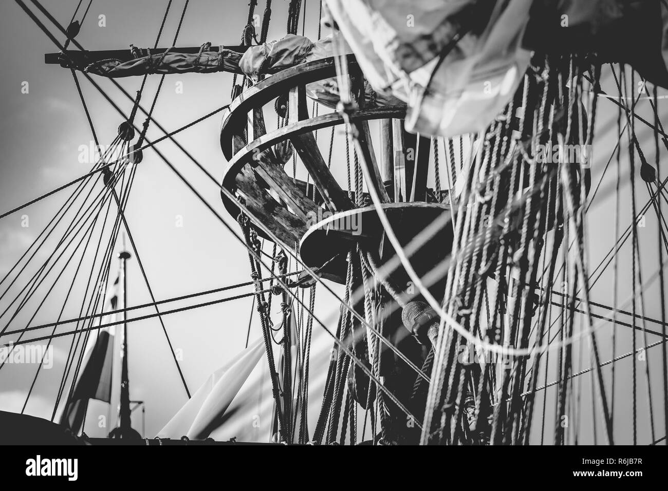 Detail der Mast des Schiffes. Detaillierte Takelage mit Segeln. Vintage Segelschiff Flaschenzug. handgefertigte Holzarbeiten Statuen und einem Wald auf Boot Masten Stockfoto