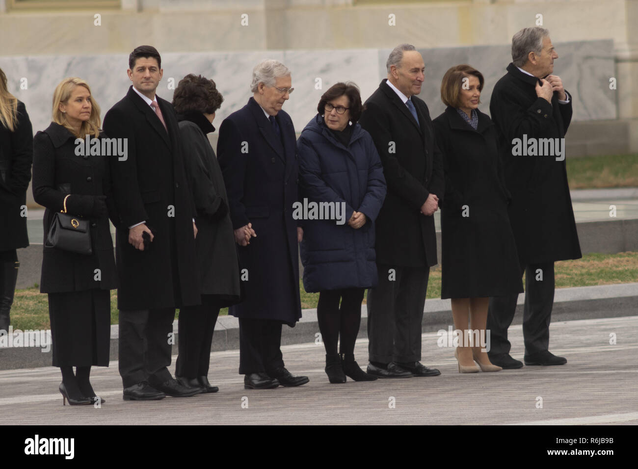 Dezember 5, 2018 - Washington, District of Columbia, United States - leitende Mitglieder des Kongresses stehen in der Kälte warten auf den Sarg von George HW Bush, 41. Präsident der United States Capitol Gebäude für seine Trauerstaatsakt zu verlassen. Von links nach rechts, JANNA RYAN, Ehefrau von Paul Ryan, Paul Ryan, Sprecher des Hauses, Elaine Chao, Verkehrsminister und Ehefrau von MITCH MCCONNELL, MITCH MCCONNELL, der Mehrheitsführer im Senat, IRIS WEINSHALL, Chief Operating Officer der New York Public Library und Ehefrau von Chuck Schumer, Chuck Schumer, Senat-Minorität-Führer, Nancy Pelosi, Haus Minorit Stockfoto