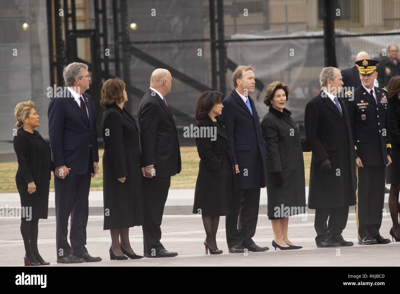 Dezember 5, 2018 - Washington, District of Columbia, Vereinigte Staaten - Nachkommen von George Herbert Walker Bush erwarten als sein Körper ist aus dem Capitol Rotunde zu seinem Staatsbegräbnis. Von links nach rechts: COLUMBA BUSH, Ehefrau von Jeb Bush, John Ellis "JEB" Bush, der ehemalige Gouverneur von Florida und Präsidentschaftskandidat, DOROTHY 'Dora'' WALKER BUSH KOCH, BOBBY KOCH, Ehemann von DORA KOCH, MARIA ANDREWS (Hände mit NEIL MALLON BUSH), Ehefrau von NEIL MALLON BUSH, NEIL MALLON BUSH (Holding Maria's Hand), Laura Bush (ehemalige First Lady und Ehefrau von GEORGE WALKER BUSH), GEORGE WALKER BUSH, unbekannte Links Stockfoto