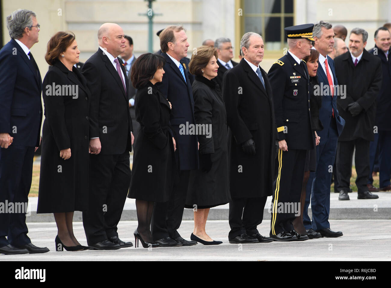 Dezember 4, 2018 - Washington, District of Columbia, USA - 12/05/18 - US-Capitol-Washington DC. Die Schatulle des ehemaligen Präsidenten George W. Bush, der 43. Präsident der Vereinigten Staaten. verlässt die Hauptstadt auf dem Weg zu seiner Trauerfeier in der Kathedrale von Washington. Die Familie Bush Line up, wie sie die Schatulle erwarten. (Von links nach rechts - Jeb Bush, Doro Bush Koch und Ehemann Bobby Koch, Maria Andrews Bush und mann Neil Bush, ehemalige First Lady Laura Bush, ehemaliger Präsident George W. Bush, pensionierter Luftwaffe General Charles Holland, Margaret Conway und Ehemann Marvin Bush. Fotos von: - ImageCatcher Stockfoto