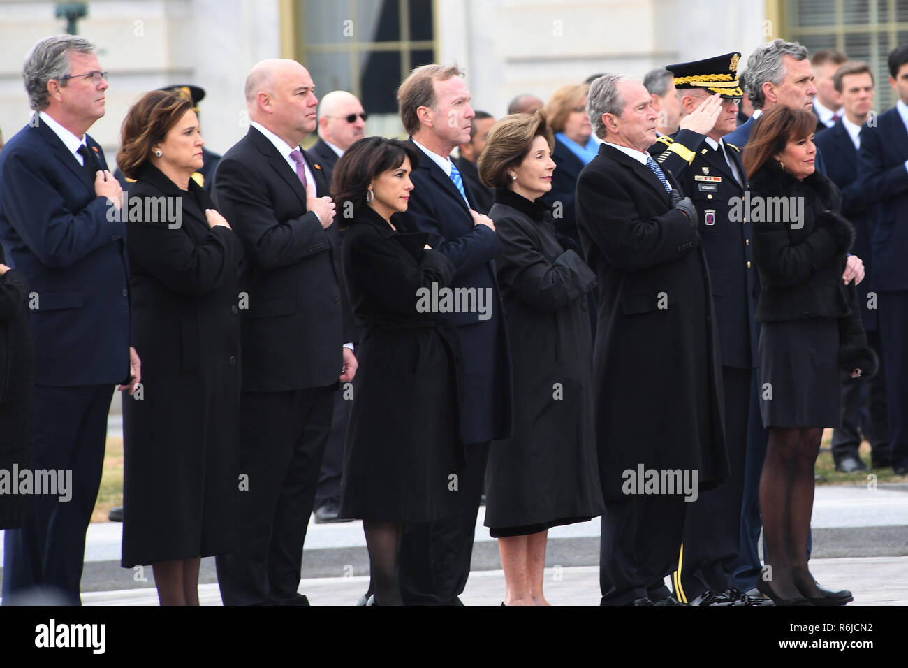 Washington DC, USA. 5. Dezember, 2018. Us-Capitol-Washington DC. Die Schatulle des ehemaligen Präsidenten George W. Bush, der 43. Präsident der Vereinigten Staaten. verlässt die Hauptstadt auf dem Weg zu seiner Trauerfeier in der Kathedrale von Washington. Die Familie Bush Line up, wie sie die Schatulle erwarten. (Mit der rechten Maustaste Jeb Bush, Doro Bush Koch und Ehemann Bobby Koch, Maria Andrews Bush und mann Neil Bush, ehemalige First Lady Laura Bush, ehemaliger Präsident George W. Bush links, Major General Michael Howard, US Army, Margaret Conway und Ehemann Marvin Bush. Fotos von: - ImageCatcher Nachrichten Stockfoto