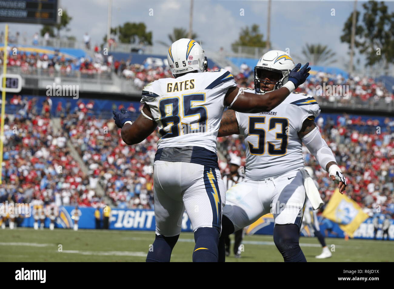 September 30, 2018 Los Angeles Ladegeräte festes Ende Antonio Gates (85) feiert mit Los Angeles Ladegeräte center Mike Pouncey (53), nachdem Sie eine Verriegelung für einen Touchdown während der Fußball-Spiel zwischen den San Francisco 49ers und die Los Angeles Ladegeräte am StubHub Center in Carson, Kalifornien. Charles Baus/CSM Stockfoto