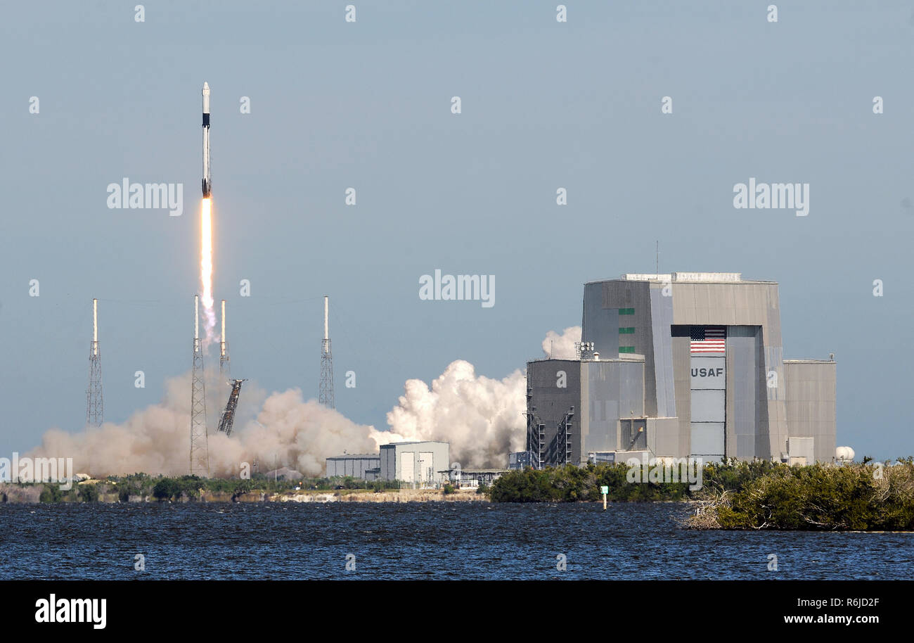Cape Canaveral, Florida, USA. Dezember 5, 2018 - Cape Canaveral, Florida, United States - eine SpaceX Falcon 9 Rakete erfolgreich startet seine 16 resupply Mission zur Internationalen Raumstation (ISS) am 5. Dezember 2018 der Cape Canaveral Air Force Station in Florida. Erste Stufe der Booster erlebt eine Störung und nur Offshore landete in den Atlantischen Ozean anstatt sein beabsichtigtes Ziel an Land. Credit: Paul Hennessy/Alamy leben Nachrichten Stockfoto