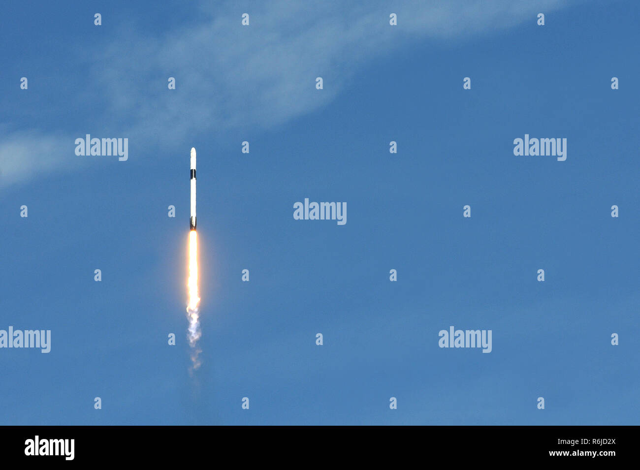 Cape Canaveral, Florida, USA. Dezember 5, 2018 - Cape Canaveral, Florida, United States - eine SpaceX Falcon 9 Rakete erfolgreich startet seine 16 resupply Mission zur Internationalen Raumstation (ISS) am 5. Dezember 2018 der Cape Canaveral Air Force Station in Florida. Erste Stufe der Booster erlebt eine Störung und nur Offshore landete in den Atlantischen Ozean anstatt sein beabsichtigtes Ziel an Land. Credit: Paul Hennessy/Alamy leben Nachrichten Stockfoto