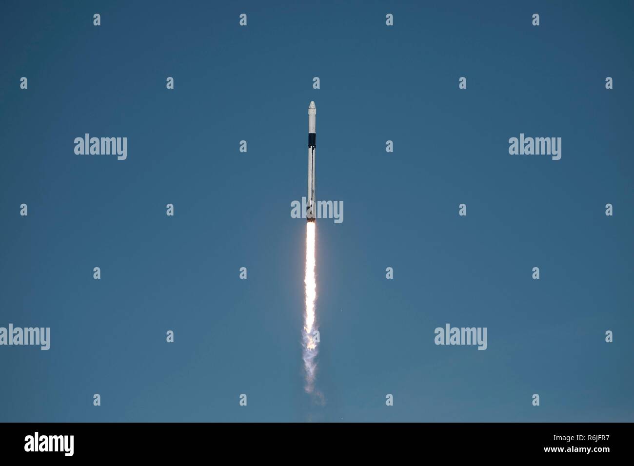 Cape Canaveral Air Force Station in Florida, USA. 5. Dez 2018. Eine SpaceX Falcon 9 Rakete Durchführung der Drache resupply Raumfahrzeug Knalle weg vom Weltraum aus komplexen 40 Start in Cape Canaveral Air Force Station 5. Dezember in Cape Canaveral, Florida, 2018. Die wiederverwendbaren Falcon-Rakete ist in der 16. Commercial resupply Services Mission zur Internationalen Raumstation. Credit: Planetpix/Alamy leben Nachrichten Stockfoto