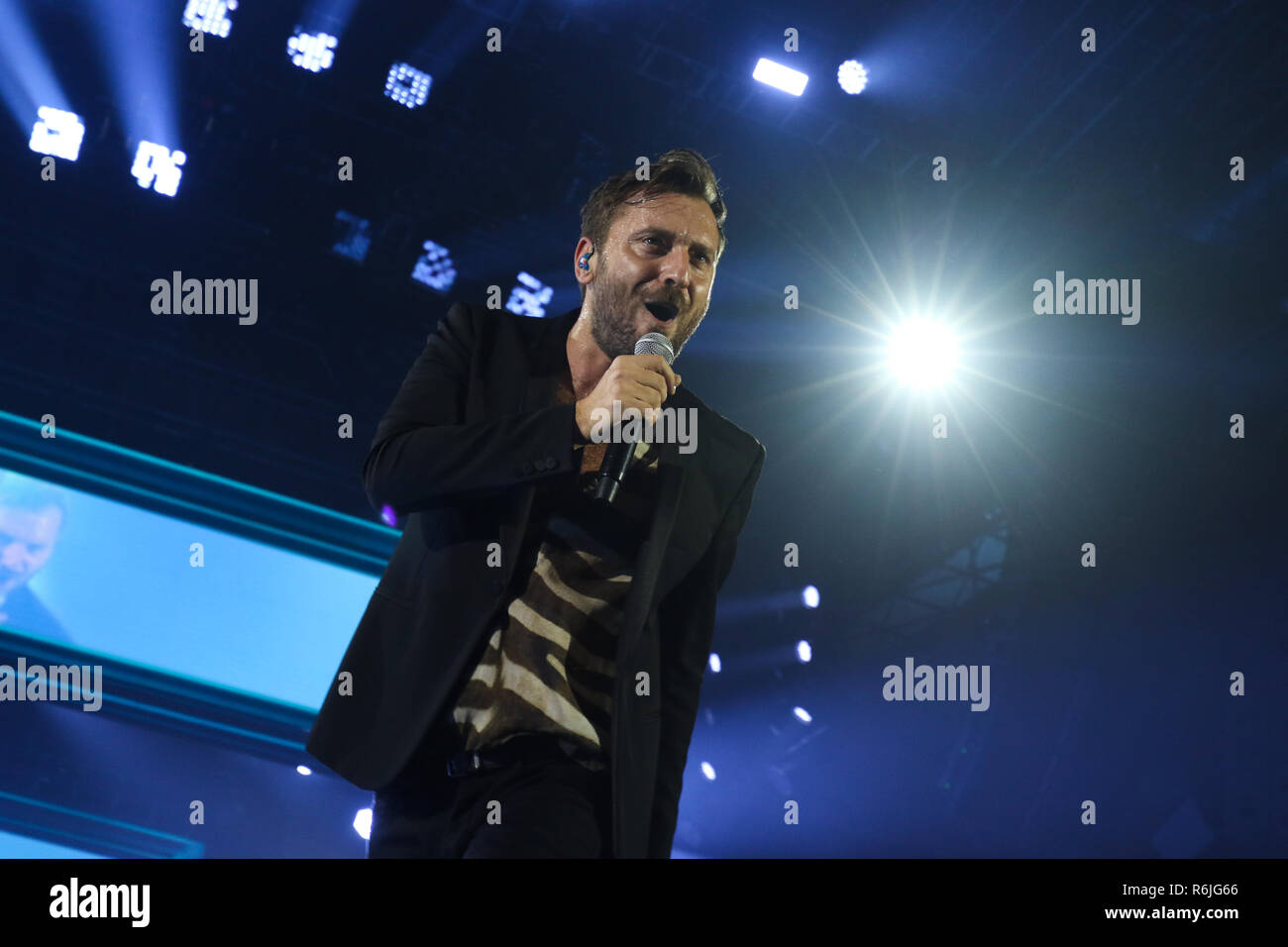 Eboli, Italien. 05 Dez, 2018. Cesare Cremonini live auf der Bühne des palasele von Eboli - Salerno für das Konzert von seiner neuen "cremonini Live 2018"-Tour in Eboli. Credit: Unabhängige Fotoagentur Srl/Alamy leben Nachrichten Stockfoto