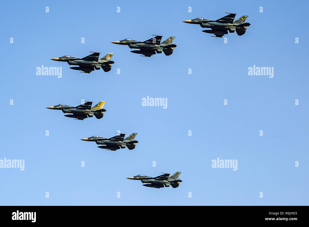 Tsuiki, Präfektur Fukuoka, Japan. 6 Dez, 2018. F-2 ein Kämpfer an der Tsuiki Air Base während der jährlichen Airshow in Japan gesehen werden können. Credit: SIPA Asien/ZUMA Draht/Alamy leben Nachrichten Stockfoto