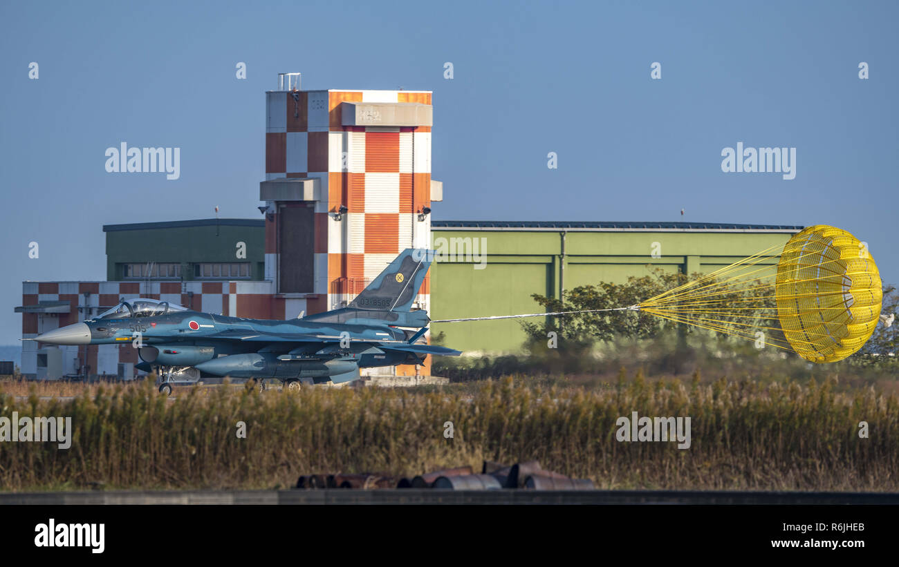 Tsuiki, Präfektur Fukuoka, Japan. 6 Dez, 2018. F-2 ein Kämpfer an der Tsuiki Air Base während der jährlichen Airshow in Japan gesehen werden können. Credit: SIPA Asien/ZUMA Draht/Alamy leben Nachrichten Stockfoto