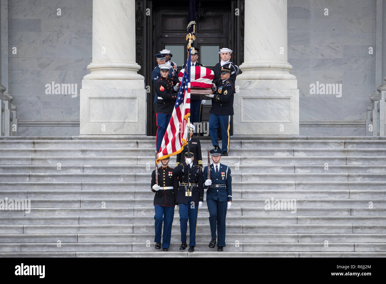 Die Flagge - drapierte Schatulle des ehemaligen Präsidenten George H. W. Bush ist durch eine gemeinsame Dienstleistungen militärische Ehrengarde die Schritte des U.S. Capitol, Mittwoch, Dezember 5, 2018, in Washington durchgeführt. (Sarah Silbiger/die New York Times über AP, Pool) Credit: Sarah Silbiger/Pool über CNP | Verwendung weltweit Stockfoto