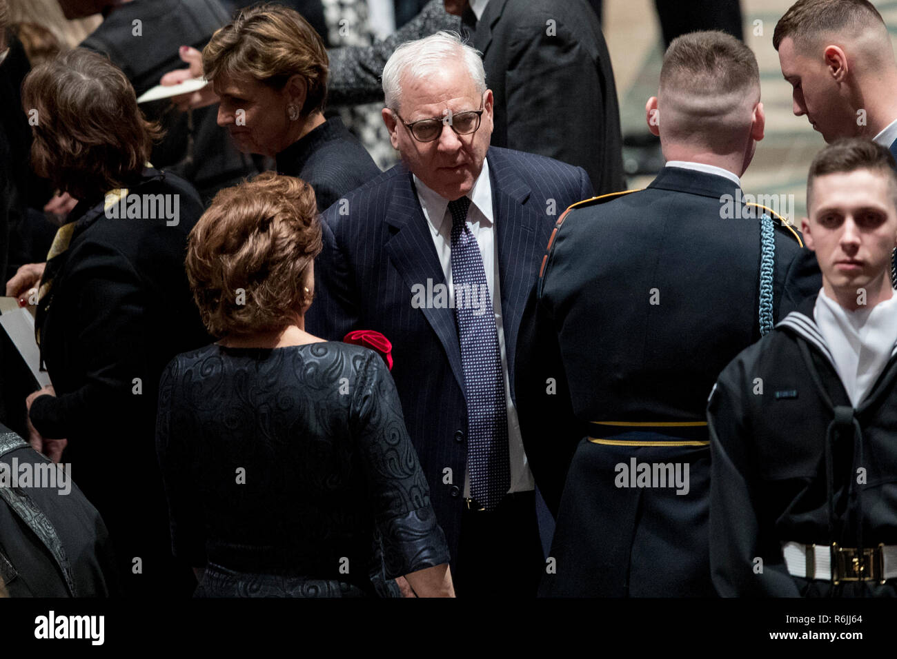 Die Carlyle Group Co-CEO David M. Rubenstein kommt für ein Staatsbegräbnis für ehemaligen Präsidenten George H.W. Bush in der National Cathedral, Mittwoch, Dezember 5, 2018, in Washington. Credit: Andrew Harnik/Pool über CNP | Verwendung weltweit Stockfoto