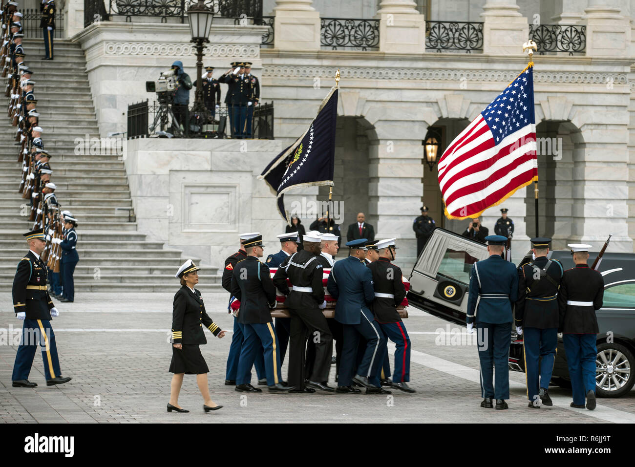 Die Flagge - drapierte Schatulle des ehemaligen Präsidenten George H.W. Bush wird aus dem US Capitol an der National Cathedral Mittwoch, Dezember 5, 2018, in Washington. (Sarah Silbiger/die New York Times über AP, Pool) Credit: Sarah Silbiger/Pool über CNP | Verwendung weltweit Stockfoto