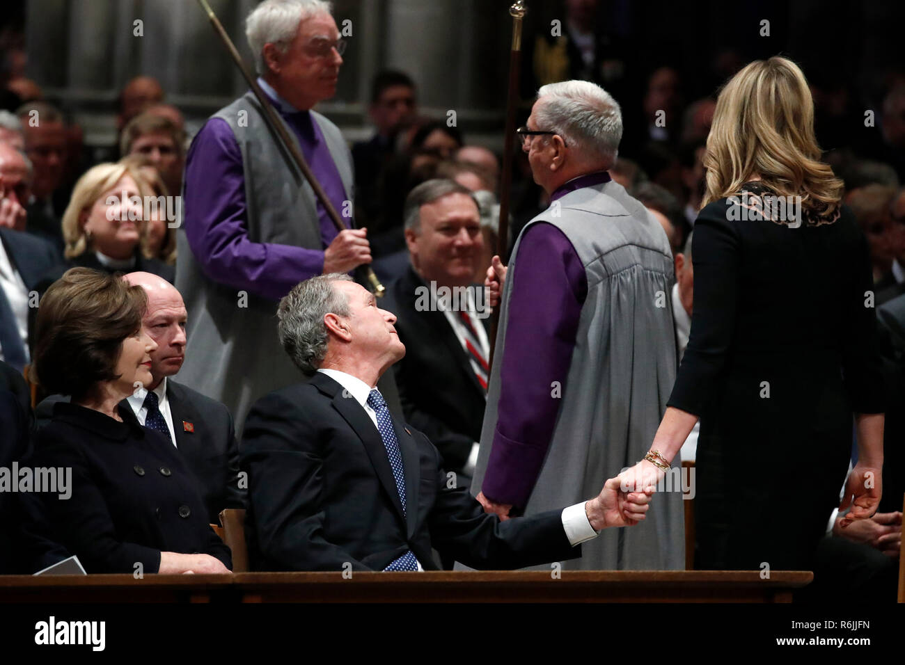 Washington. 5 Dez, 2018. Der ehemalige Präsident George Bush haken Hände mit seiner Tochter Jenna Bush Hager, nachdem Sie während der staatsbegräbnis sprach für den ehemaligen Präsidenten George H.W. Bush in der National Cathedral, Mittwoch, Dezember 5, 2018, in Washington. Credit: Alex Brandon/Pool über CNP | Verwendung der weltweiten Kredit: dpa/Alamy leben Nachrichten Stockfoto