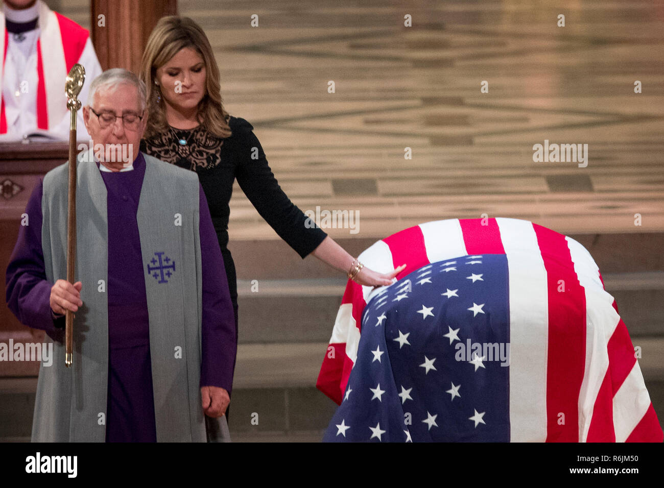 Jenna Bush Hager, die Tochter des ehemaligen Präsidenten George Bush, berührt die Schatulle des ehemaligen Präsidenten George H.W. Bush nach dem Gespräch an seinem Staatsbegräbnis in der National Cathedral, Mittwoch, Dezember 5, 2018, in Washington. Credit: Andrew Harnik/Pool über CNP/MediaPunch Stockfoto