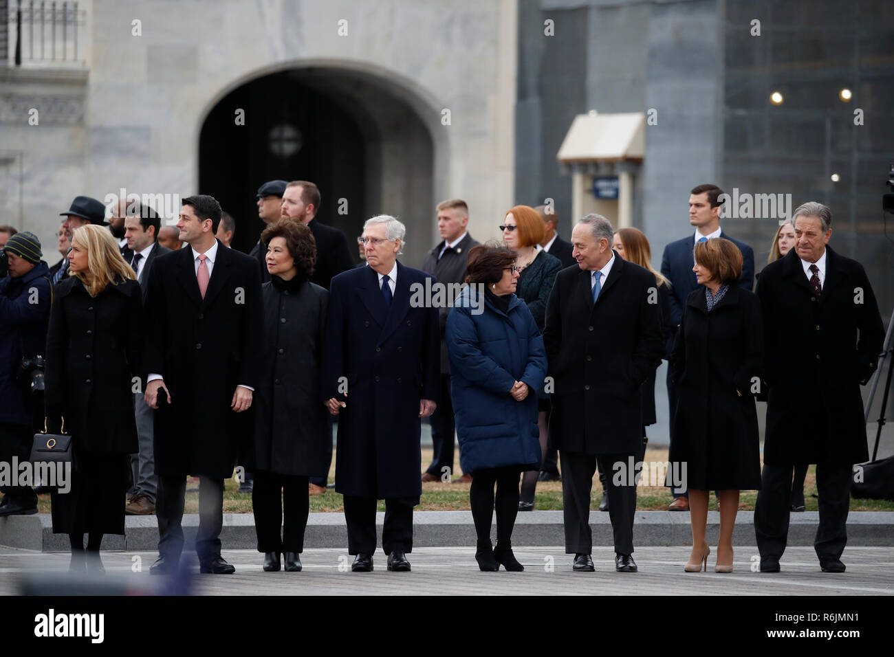 Capitol Hill Führung von Links, Sprecher des Hauses Paul Ryan und seine Frau Janna wenig, Mehrheitsführer im Senat, Mitch McConnell und seine Frau Sec. Der Transport Elaine Chao, Senat Minderheit Leader Chuck Schumer und seiner Frau Iris und Weinshall Hausminoritätführer Nancy Pelosi und ihr Mann Frank Pelosi, stand gerade vor der Flagge - drapierte Schatulle des ehemaligen Präsidenten George H.W. Bush wird aus dem Kapitol durch eine gemeinsame Dienstleistungen militärische Ehrengarde aus dem US Capitol, Mittwoch, Dezember 5, 2018, in Washington. Credit: Alex Brandon/Pool über CNP/MediaPunch Stockfoto