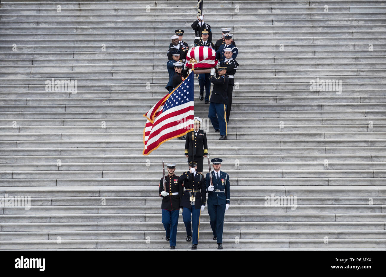 Die Überreste von Präsident George H.W. Bush werden aus dem US Capitol an der National Cathedral Mittwoch, Dezember 5, 2018 transportiert. Credit: Sarah Silbiger/Pool über CNP/MediaPunch Stockfoto