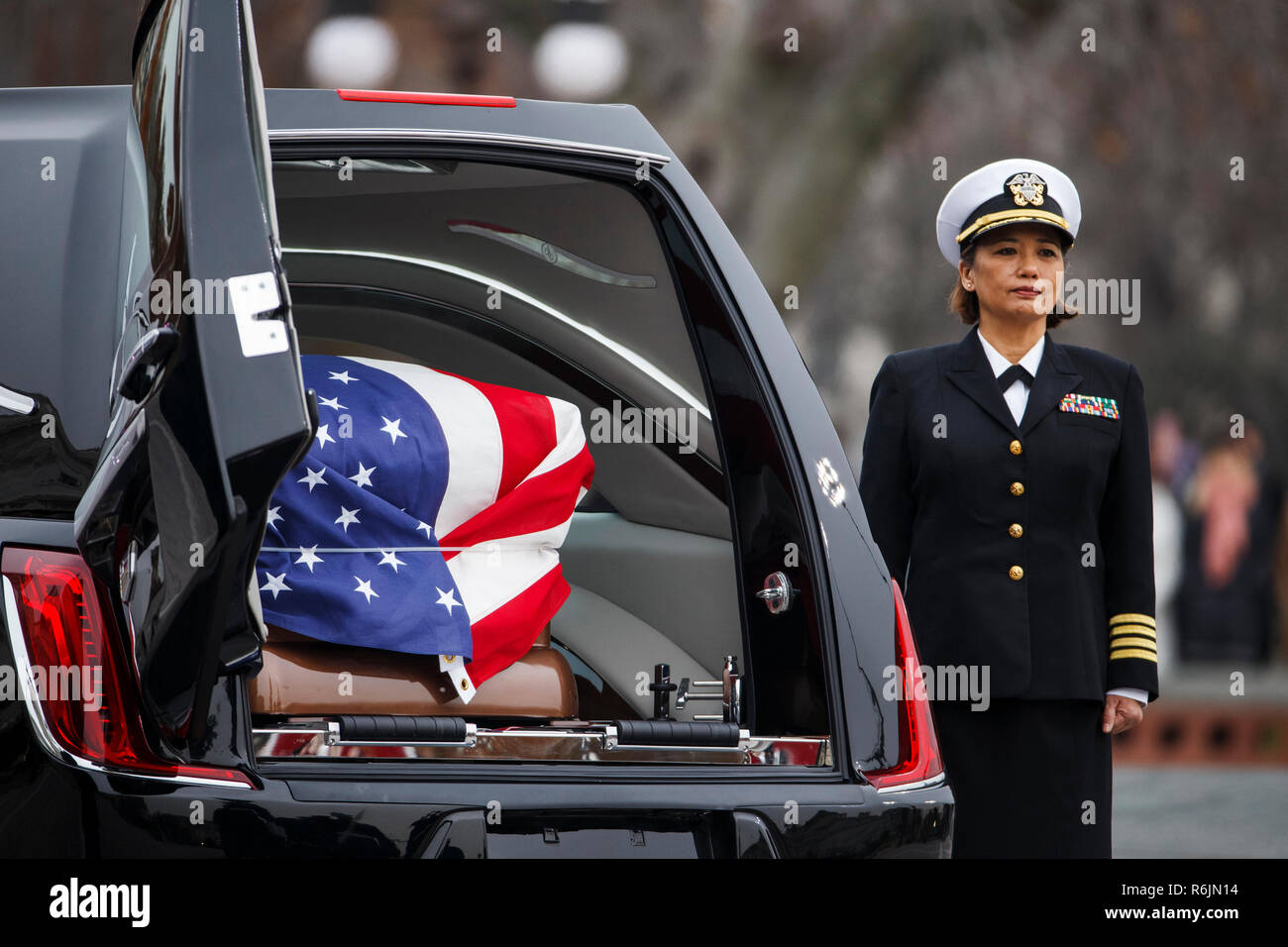 Die Schatulle des ehemaligen Präsidenten George H.W. Bush sitzt in einem leichenwagen vor dem U.S. Capitol, Mittwoch, Dezember 5, 2018, in Washington. Credit: Shawn Thew/Pool über CNP/MediaPunch Stockfoto