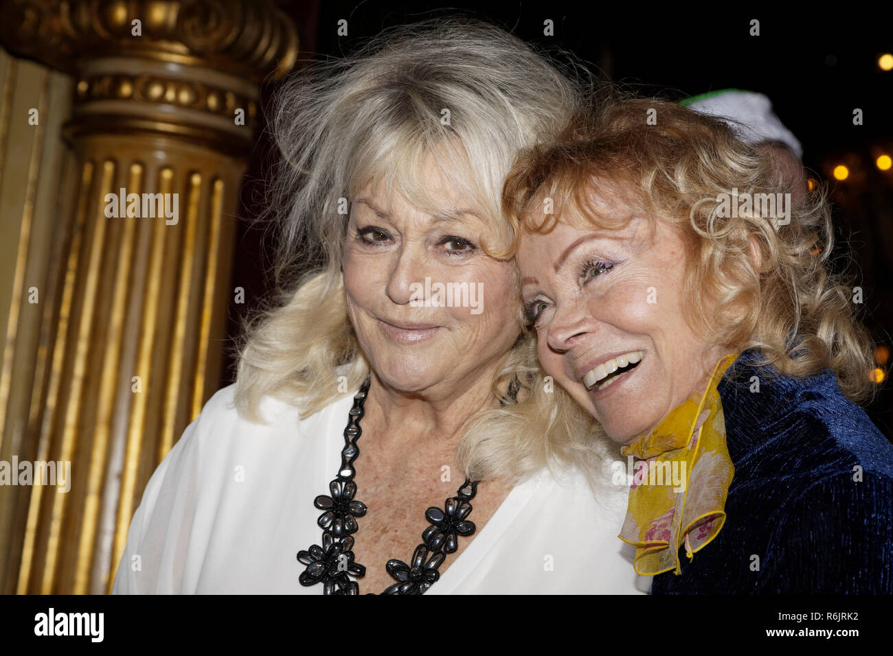 Paris, Frankreich. 5 Dez, 2018. Mylène Demongeot und Isabelle Aubret - Start der Kampagne Grüne Weihnachtsmänner 2018 der Französischen Secours Populaire am Musée des Arts forains am 5. Dezember 2018 in Paris, Frankreich. Quelle: Bernard Menigault/Alamy leben Nachrichten Stockfoto