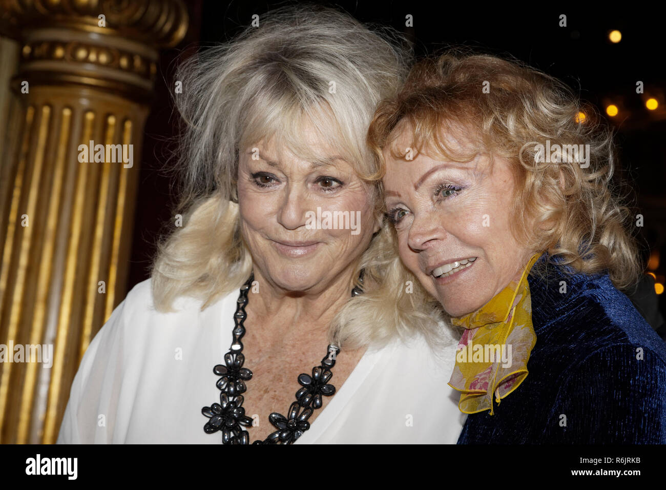 Paris, Frankreich. 5 Dez, 2018. Mylène Demongeot und Isabelle Aubret - Start der Kampagne Grüne Weihnachtsmänner 2018 der Französischen Secours Populaire am Musée des Arts forains am 5. Dezember 2018 in Paris, Frankreich. Quelle: Bernard Menigault/Alamy leben Nachrichten Stockfoto