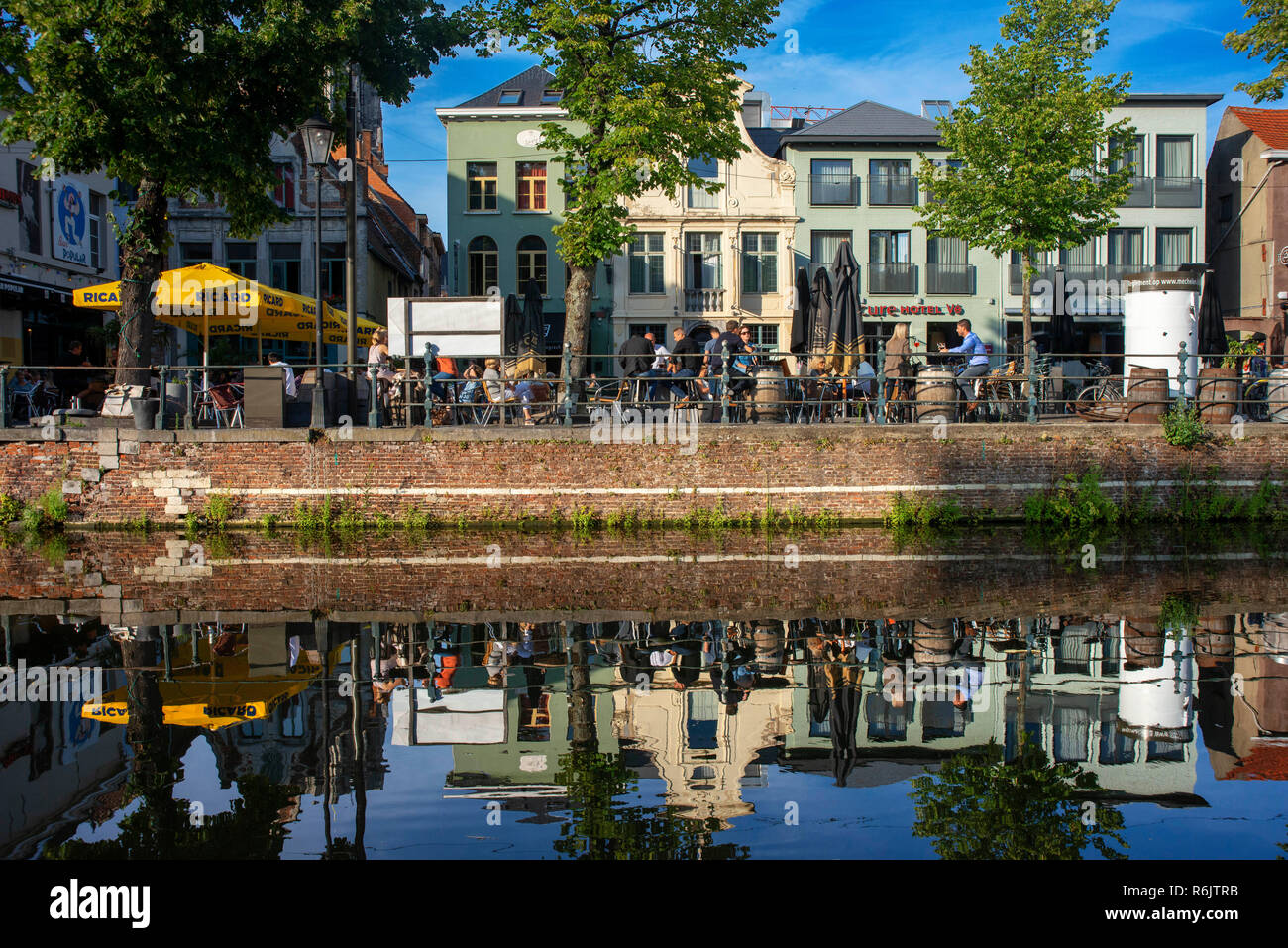 Fluss Seite Tabellen auf dem Vismarkt, Mechelen, Belgien. Haus Fassade Fassade in Kanal Kanal Wasserstraße Boot. Dijle Fluss. Stockfoto