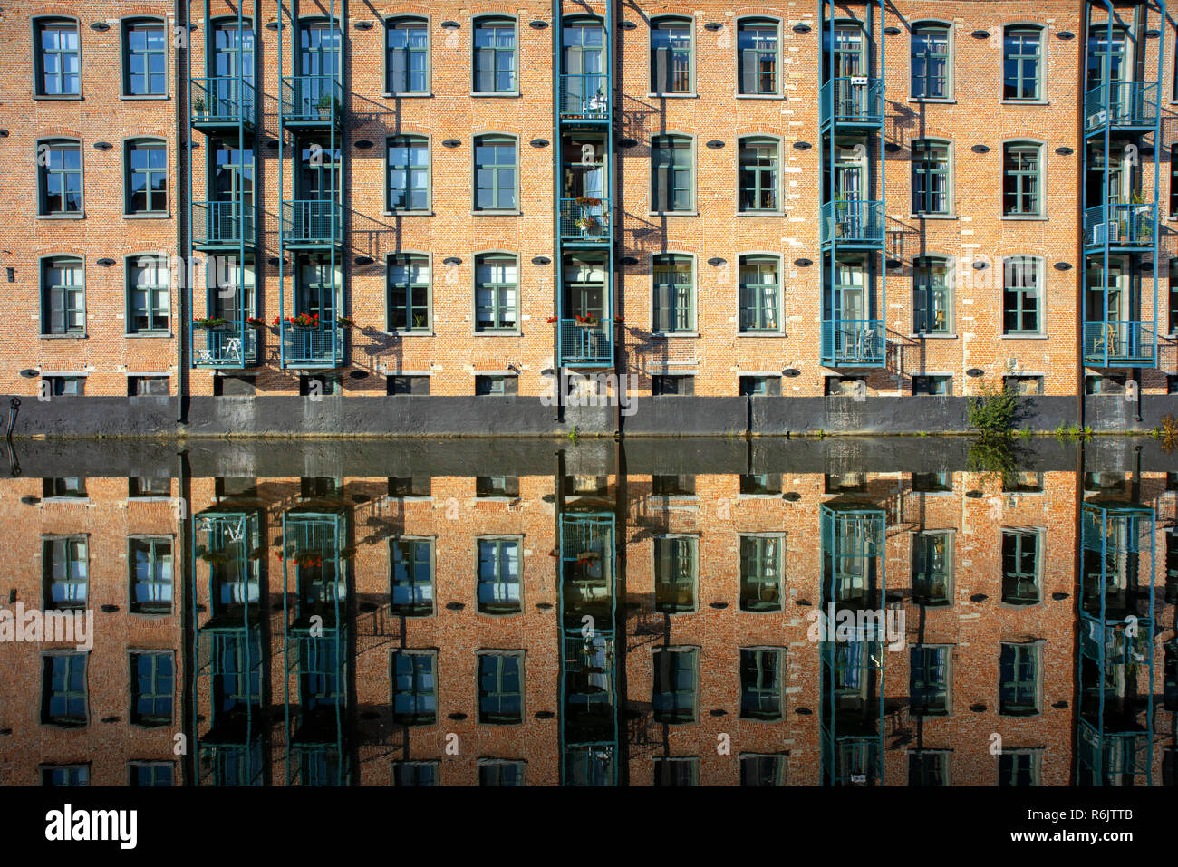 Romantisches Haus Fassade außen Reiseziel Sehenswürdigkeiten twillight Kanal Kanal Wasserstraße Boot. Dijle Fluss, Mechelen, Belgien. Stockfoto