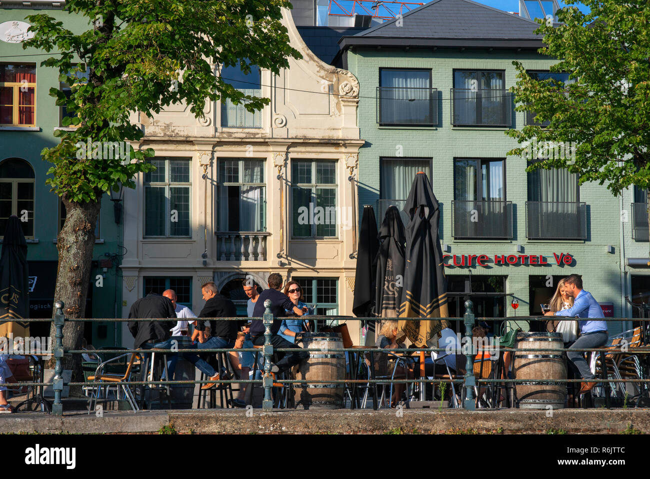 Fluss Seite Tabellen auf dem Vismarkt, Mechelen, Belgien. Haus Fassade Fassade in Kanal Kanal Wasserstraße Boot. Dijle Fluss. Stockfoto