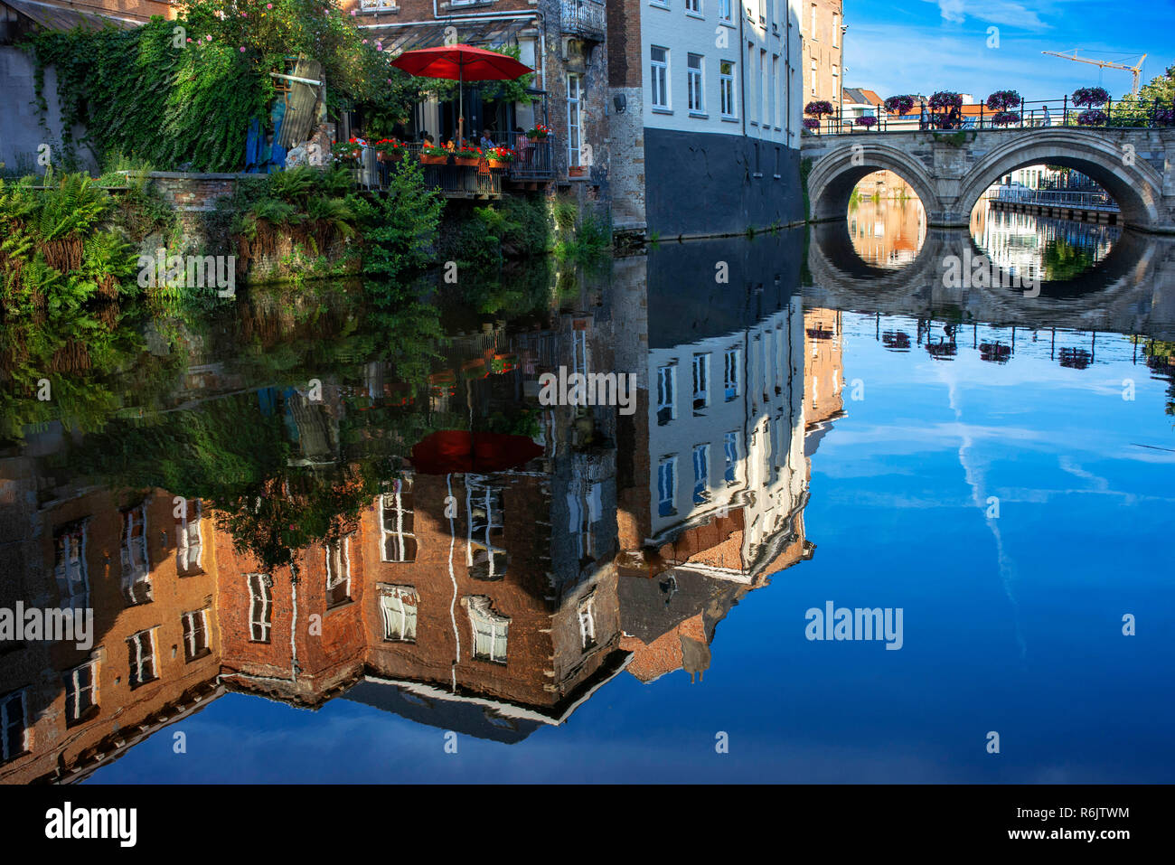 Romantisches Haus Fassade außen Reiseziel Sehenswürdigkeiten twillight Kanal Kanal Wasserstraße Boot. Dijle Fluss, Mechelen, Belgien. Stockfoto