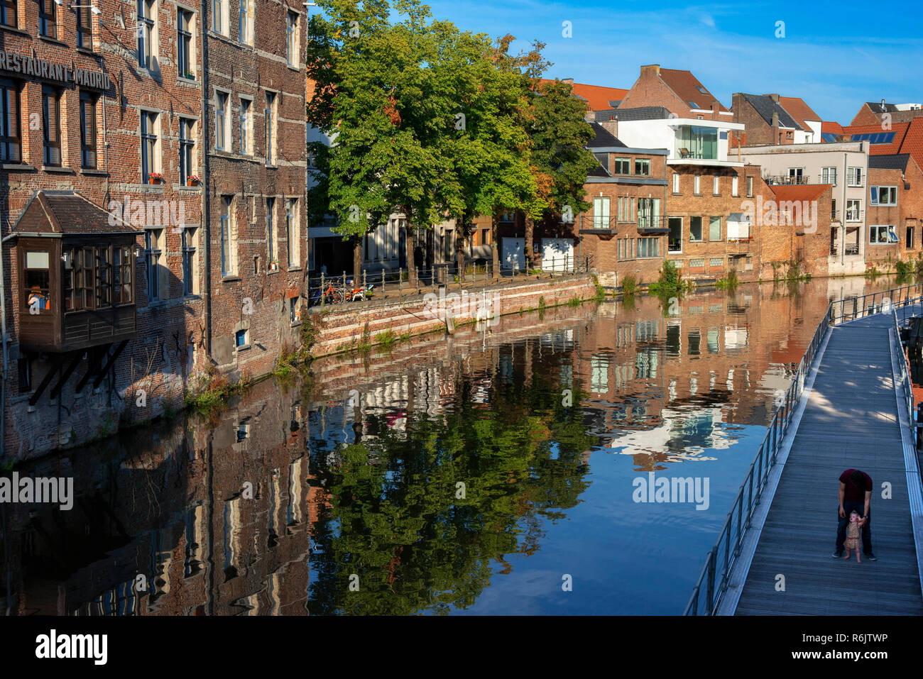 Romantisches Haus Fassade außen Reiseziel Sehenswürdigkeiten twillight Kanal Kanal Wasserstraße Boot. Dijle Fluss, Mechelen, Belgien. Stockfoto