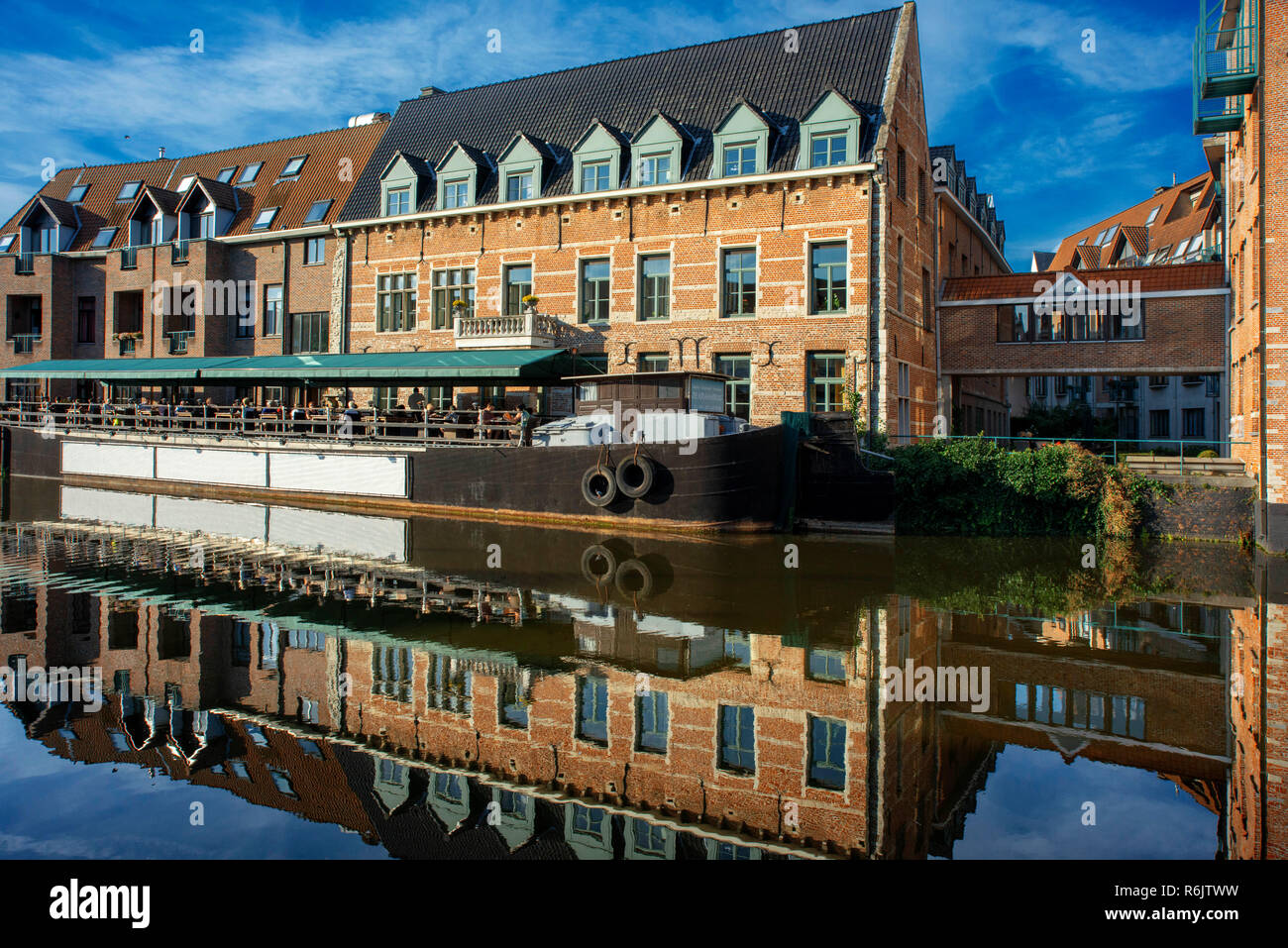 Romantisches Haus Fassade außen Reiseziel Sehenswürdigkeiten twillight Kanal Kanal Wasserstraße Boot. Dijle Fluss, Mechelen, Belgien. Stockfoto
