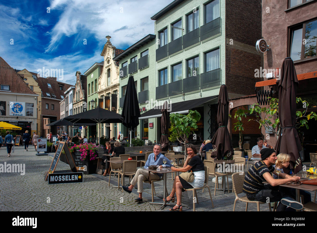 Fluss Seite Tabellen auf dem Vismarkt, Mechelen, Belgien. Haus Fassade Fassade in Kanal Kanal Wasserstraße Boot. Dijle Fluss. Stockfoto